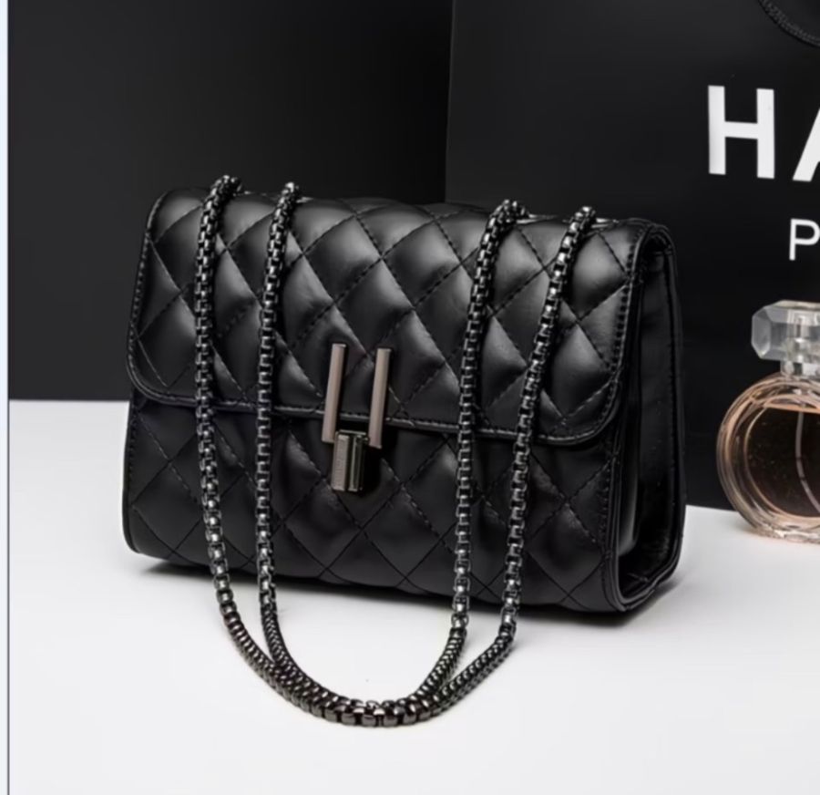 Niche Women's Handbag 2026 New Simple Versatile Fashion Diamond Pattern Chain Bag